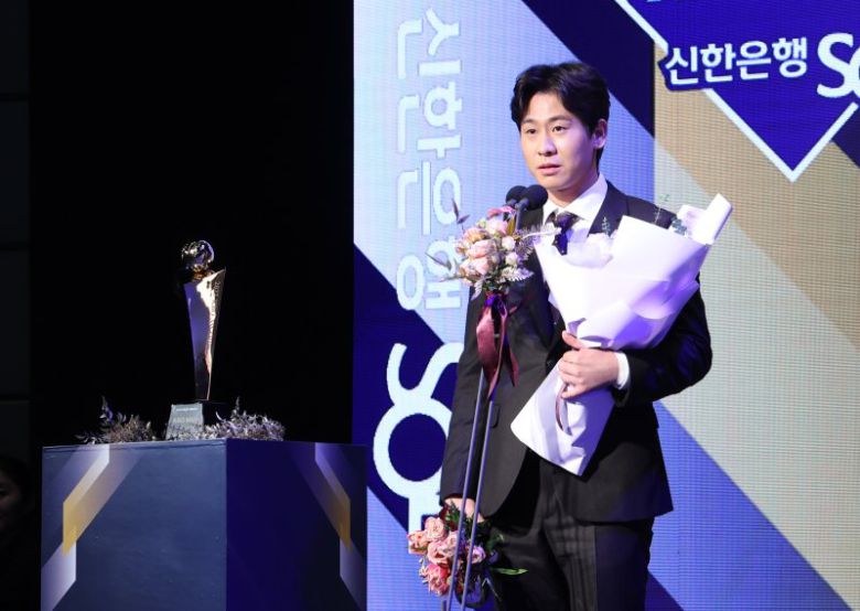 [서울=뉴시스] 27일 서울 웨스틴조선호텔 서울에서 열린 2023 신한은행 SOL KBO 시상식에서 KIA 박찬호가 수비상(유격수)를 수상한 뒤 소감을 밝히고 있다