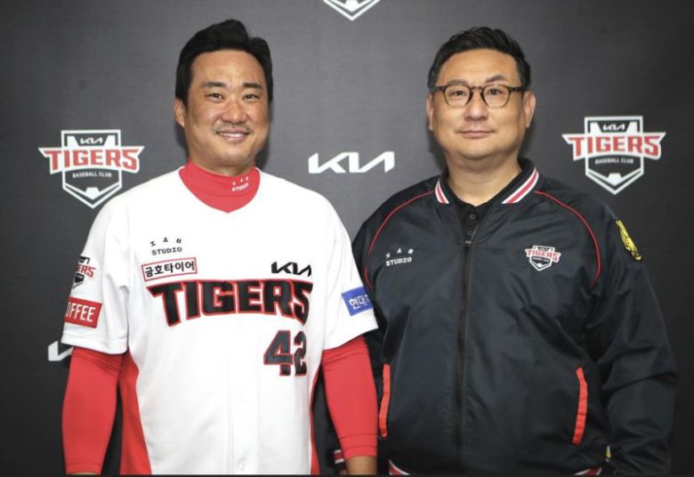 (서울=연합뉴스) KIA 타이거즈는 포수 김태군(34)과 다년 계약했다. KIA 구단은 16일 김태군과 계약 기간 3년에 연봉 20억원, 옵션 5억원을 합쳐 25억원에 계약했다고 발표했다.