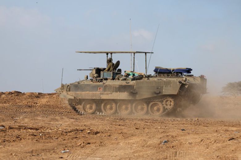 이스라엘이 가자지구 전쟁을 끝내고 나면 전세계에서 잔존하는 하마스 지도자들 암살에 나설 것이라고 월스트리트저널(WSJ)이 1일(현지시간) 보도했다. 이날 이스라엘 남부 가자지구에서 이스라엘군 장갑차 한 대가 가자지구로 진입하고 있다. EPA연합