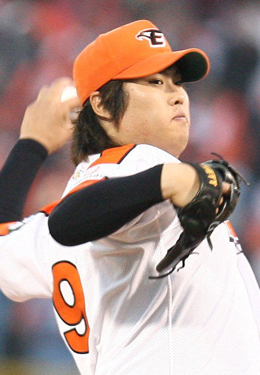 【대전=뉴시스】 중요한 것은 아직 한화 이글스는 류현진을 포기하지 않았다는 점이다. 한화를 잘 아는 관계자는 “류현진이 돌아오게 된다면 한화는 어떤 방법을 써서라도 류현진을 잡을 것”이라고 말했다.