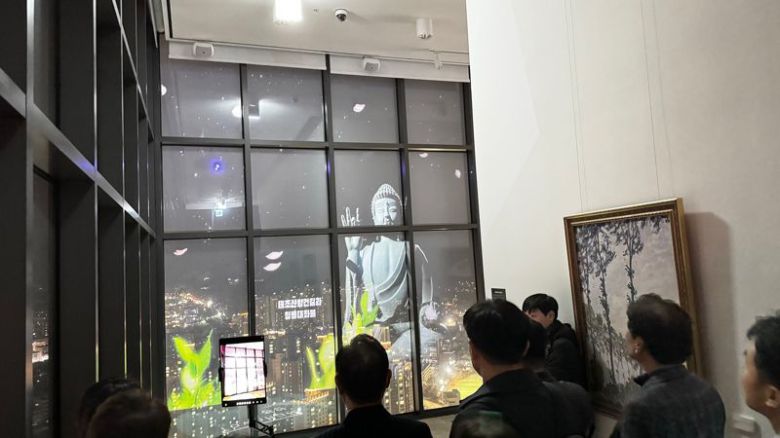 지난달 30일 정식 운영에 돌입한 충남 천안 동남구 ‘천안타운홀 전망대’ 미디어아트.