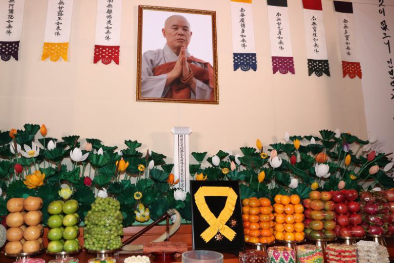2일 오전 서울 종로구 조계사 대웅전에 마련된 전 조계사 총무원장 고(故) 자승 스님 영전에 정부 국민훈장 무궁화장이 놓여 있다. [공동취재] 연합뉴스