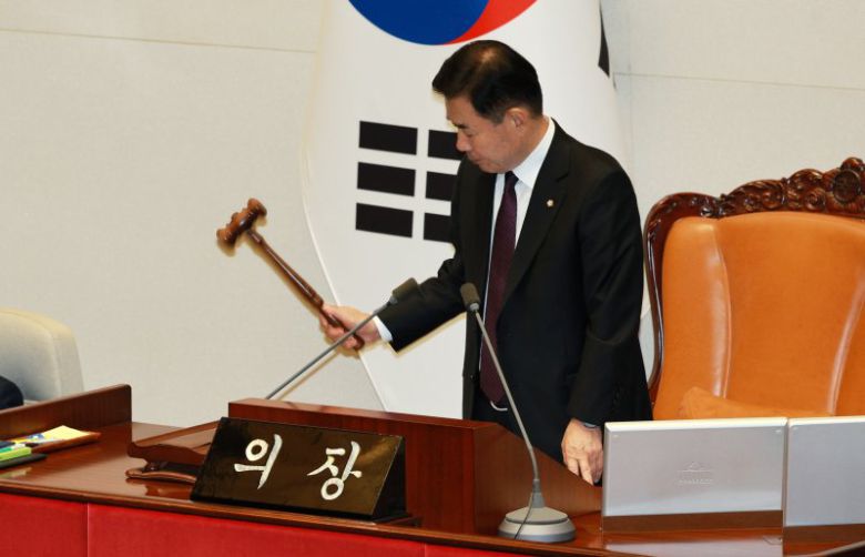 김진표 국회의장이 지난 1일 오후 국회에서 열린 본회의에서 의사봉을 두드리고 있다. 뉴시스