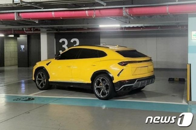 경기 김포시 장기동의 한 아파트 주차장에서 장애인 전용 주차구역에 불법주차한 람보르기니 우루스가 목격돼 공분을 샀다. (자동차 온라인 커뮤니티 '보배드림' 갈무리) /뉴스1