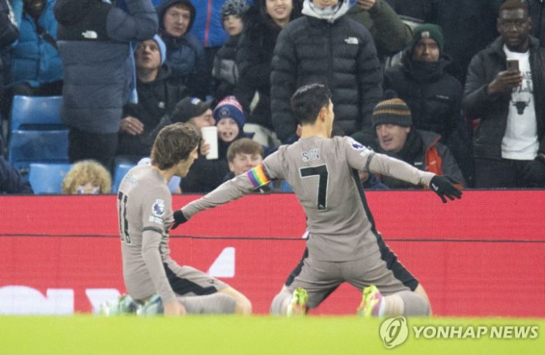 전반 6분 시즌 9호 골이자 선제골을 터뜨린 손흥민은 1-2로 뒤진 후반 24분 센터 서클에서 넘어온 공을 감각적인 패스로 연결, 로셀소의 득점을 도우며 두 번째 공격포인트를 올렸다.