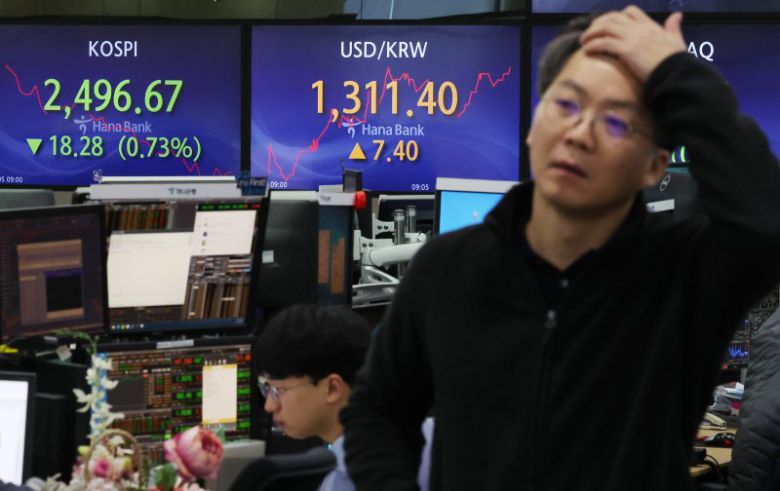 5일 오전 서울 중구 하나은행 딜링룸에서 딜러들이 업무를 보고 있다. 뉴시스 제공