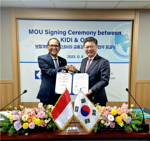 6일 허창언 보험개발원 허창언 원장(오른쪽)과 오기 프라스토미요노 인도네시아 금융감독청 보험부문 CEO가 MOU를 체결하며 기념사진을 촬영하고 있다. 사진=보험개발원 제공