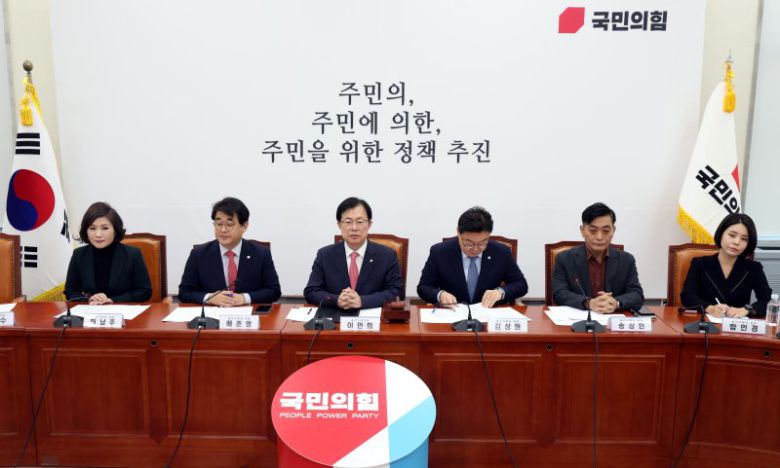 국민의힘 총선기획단.[서울=뉴시스] 조성봉 기자 = 지난달 29일 오전 서울 여의도 국회에서 열린 국민의힘 총선기획단 4차회의에서 이만희 총선기획단장을 비롯한 위원들이 회의준비를 하고 있다. 2023.11.29. suncho21@newsis.com /사진=뉴시스