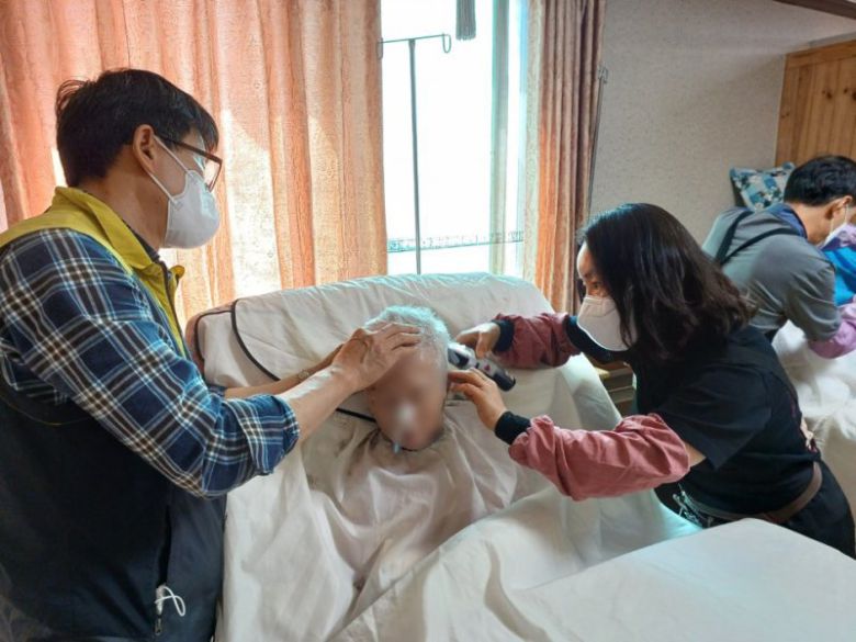 포스코 재능봉사단이 포항지역 요양병원에서 어르신들 이발을 하는 봉사 활동을 하고 있다. 포스코 제공
