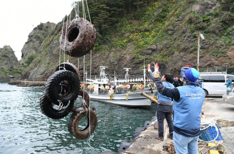 포스코 클린오션 봉사단이 울릉도 도동항에서 수중정화 활동을 펼치고 있다. 포스코 제공