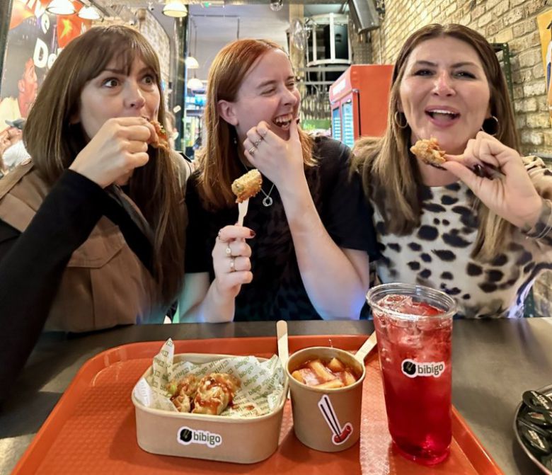 영국 런던 쇼디치에 오픈한 비비고 팝업 매장에서 K-푸드를 즐기고 있는 현지인들. CJ제일제당 제공                                      미국의 대형마트에서 한 소비자가 아시안푸드 브랜드들이 별도로 진열된 아시아푸드존에서 비비고 비빔밥 제품을 고르고 있다. 파이낸셜뉴스 사진DB                                      베트남 키즈나 공장