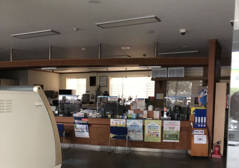 6일 울산에서 발생한 대규모 정전으로 신정5동 주민센터의 업무에 차질이 빚어지면서 등본 등을 발급 받기 위해 방문한 주민들이 발길을 돌려야만 했다. 불이 꺼진 주민센터 민원 창구 모습. 파이낸셜뉴스 사진DB