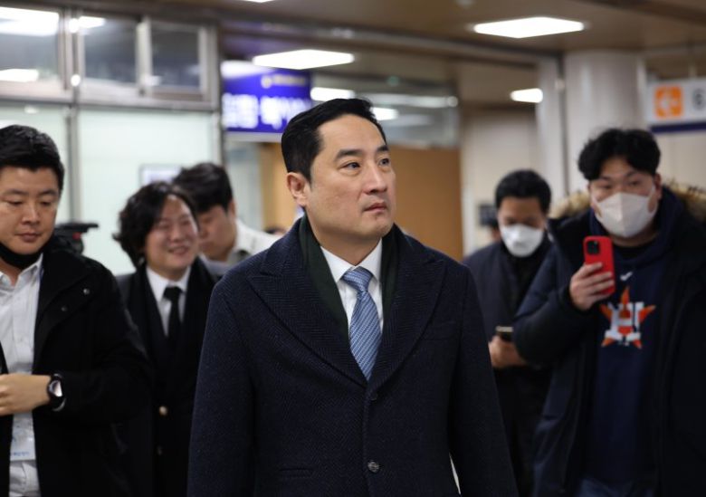 '도도맘'에 허위 고소 종용 혐의를 받는 강용석 변호사가 6일 오후 서울 서초구 서울중앙지방법원에서 1심 선고 공판을 마치고 법원 밖으로 나서고 있다. /사진=뉴시스