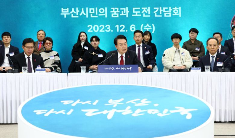 부산시민의 꿈과 도전 격려 발언하는 윤석열 대통령 (부산=연합뉴스) 임헌정 기자 = 윤석열 대통령이 6일 부산항 국제전시컨벤션센터에서 열린 부산시민의 꿈과 도전 격려 간담회에서 모두발언을 하고 있다. 2023.12.6 [대통령실통신사진기자단] kane@yna.co.kr (끝)