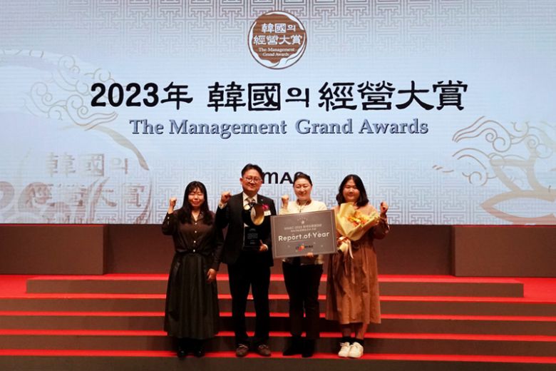 지난 5일 서울 중구 신라호텔에서 열린 2023 한국의경영대상 시상식에서 CJ대한통운 ESG전략팀 임직원들이 기념 촬영을 하고 있다. CJ대한통운 제공