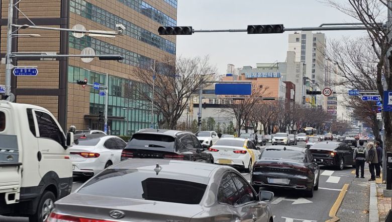 6일 오후 울산 일부 지역에 정전이 발생한 가운데 울산시청 앞 도로에 신호등이 꺼져있다. 뉴시스