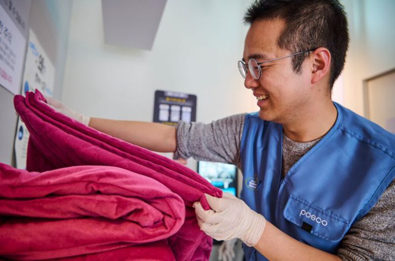 포스코 봉사단이 독거 어르신을 위한 이불빨래 봉사활동을 하고 있다. 포스코 제공
