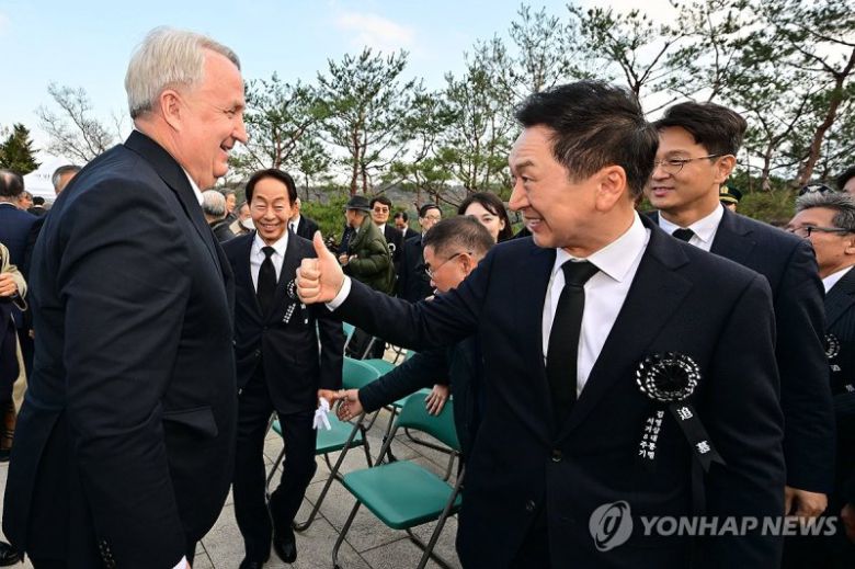 대표와 혁신위원장 (서울=연합뉴스) 신준희 기자 = 22일 김영삼 전 대통령 서거 8주기 추모식이 서울 동작구 현충원에서 열린 가운데 국민의힘 김기현 대표(오른쪽)가 인요한 혁신위원장에게 엄지를 들어보이고 있다. 인 위원장이 김 대표에게 어제 바빴다고 말하자 고생했다는 취지로 답변했다. 2023.11.22 [공동취재] hama@yna.co.kr (끝)