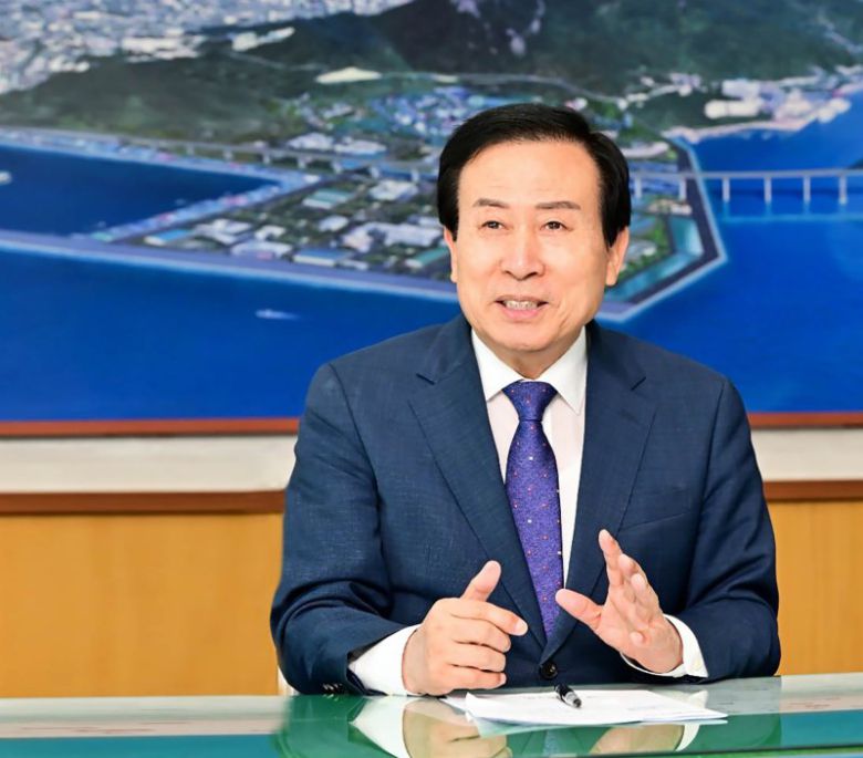 목포시는 청년을 위한 경제도시로 변신에 나선다고 6일 밝혔다. 박홍률 전남 목포시장이 최근 가진 인터뷰에서 시정 주요현안에 대해 설명하고 있다. 목포시 제공