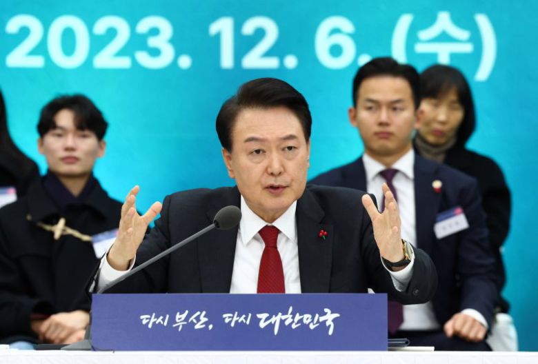 부산시민의 꿈과 도전 격려 마무리 발언하는 윤석열 대통령 (부산=연합뉴스) 임헌정 기자 = 윤석열 대통령이 6일 부산항 국제전시컨벤션센터에서 열린 부산시민의 꿈과 도전 격려 간담회에서 마무리 발언을 하고 있다. 2023.12.6 [대통령실통신사진기자단] kane@yna.co.kr (끝)