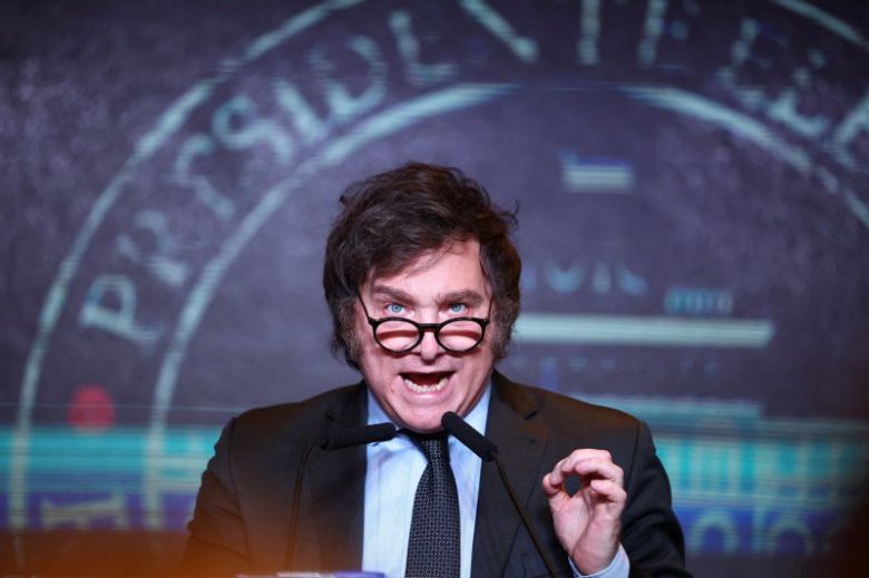 19일(현지시간) 아르헨티나 대선에서 승리한 하비에르 밀레이 후보가 지지자들에게 당선 소감을 전하고 있다. 그는 개표가 91.81% 진행된 가운데 55.86% 득표율로, 44.13%의 표를 얻은 집권당의 세르히오 마사 후보를 따돌렸다. 로이터 연합뉴스