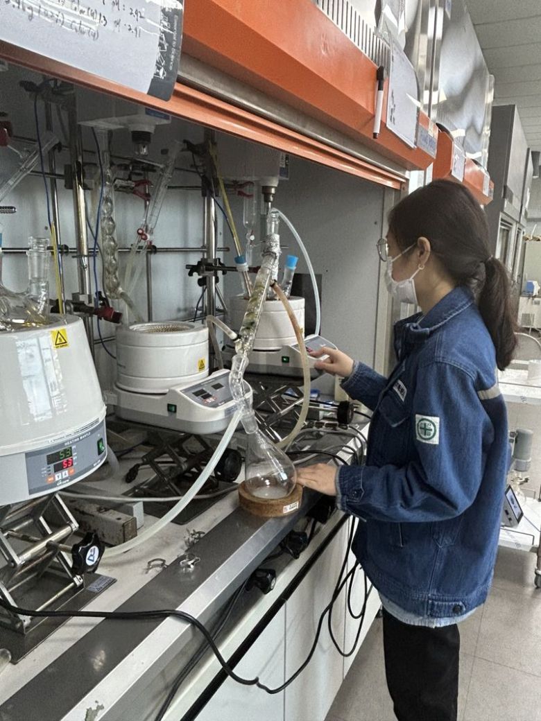 여수국가산업단지 입주기업 에스에프시 직원이 R&D 센터에서 연구개발에 몰두하고 있다. 사진=강재웅 기자