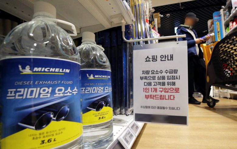 요소수 1인 1개로 구매 제한 중국 세관이 한국으로 수출하는 요소의 통관을 보류한 것으로 알려지면서 요소수 공급에 대한 우려가 확산되고 있는 가운데 6일 대전에 위치한 대형마트에서 요소수 수급량 부족으로 1인 1개 구매 제한 안내문이 붙어 있다. 뉴스1
