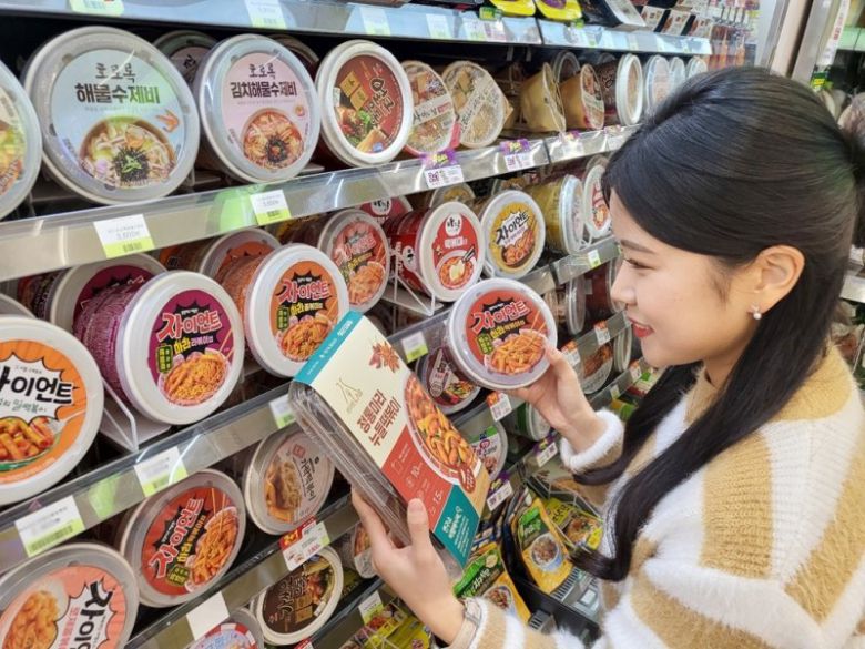 편의점 CU가 MZ세대 사이에서 선풍적인 인기를 끌고 있는 마라맛 트렌드를 겨냥해 자이언트 마라 떡볶이 시리즈를 출시한다. /사진=BGF리테일