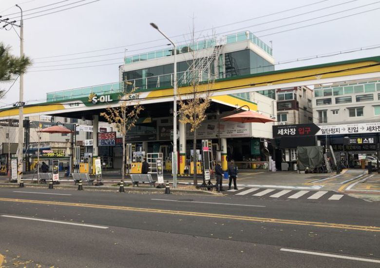 6일 오후 발생한 울산지역의 대규모 정전으로 신정동의 한 주유소가 영업을 중단했다. 하지만 이 주유소 건너편에 있는 또 다른 주유소에는 곧바로 전기 공급이 이뤄지면서 상대적인 피해가 발생했다.사진=최수상 기자
