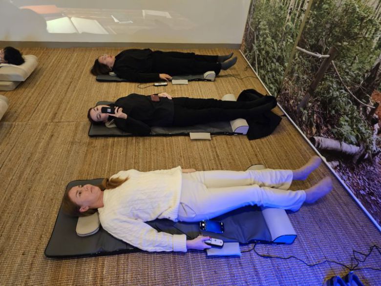 6일 충북 제천한방자연치유센터에서 열린 웰니스 프로그램 행사 참가자들이 '힐링 안마'를 체험하고 있다. 제천한방바이오진흥재단 제공