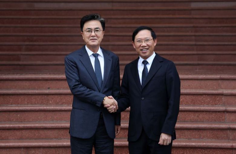 김태흠 충남지사(왼쪽)와 레 아인 즈엉 베트남 박장성 인민위원회 위원장이 5일 박장성 청사에서 우호협력 협정을 맺은 뒤 악수하고 있다.