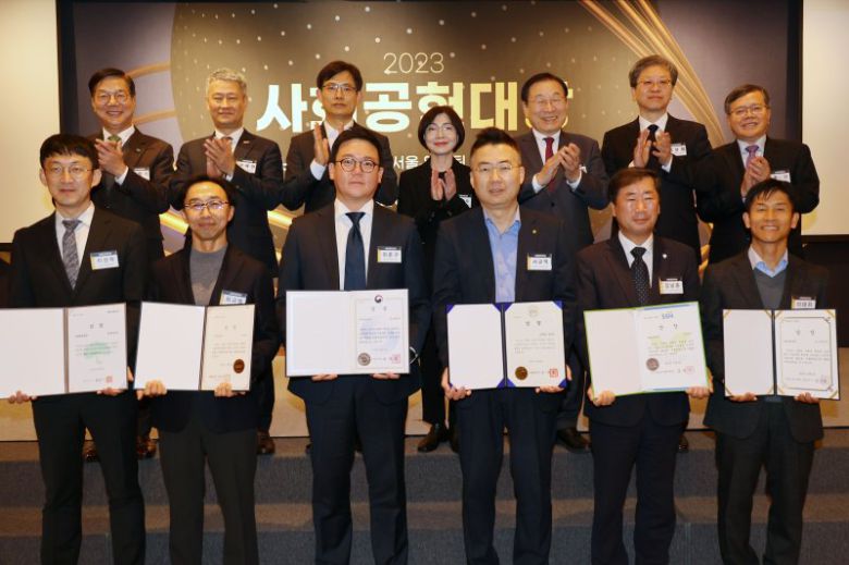 파이낸셜뉴스가 6일 서울 중구 웨스틴조선호텔에서 주최한 2023 사회공헌대상 시상식에서 수상자와 시상자들이 기념촬영을 하고 있다. 앞줄 왼쪽부터 지성화 현대위아 홍보팀장, 최규범 로지올 부대표, 이준구 삼성화재 홍보부장, 서규억 스타벅스코리아 홍보담당, 김남준 신한카드 경영기획그룹 부사장, 이태희 포스코퓨처엠 기업시민사무국 사무국장. 뒷줄 왼쪽부터 황영기 초록우산 회장, 이재원 중소기업중앙회 전무이사, 정호원 보건복지부 대변인, 조미숙 서울시 복지정책실 복지기획관, 김성이 한국사회복지협의회 회장, 김상철 서울시복지재단 대표이사, 조신 연세대 교수 사진=서동일 기자