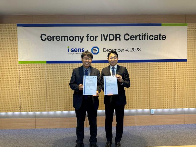 사진 좌측부터 남학현 아이센스 대표이사, 서정욱 티유브이 슈드 코리아 대표이사