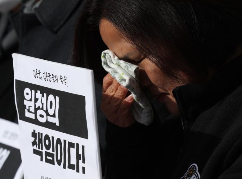 "원청의 책임" 어머니의 눈물. 고 김용균 노동자의 어머니 김미숙 씨가 7일 오전 대법원 앞에서 열린 '판결에 대한 입장 발표 기자회견'에서 흐르는 눈물을 닦고 있다. 재판부는 원청인 김병숙 전 한국서부발전 사장에게 사망 사고의 형사 책임을 물을 수 없다며 무죄를 선고한 원심 판결을 확정했다. 연합뉴스