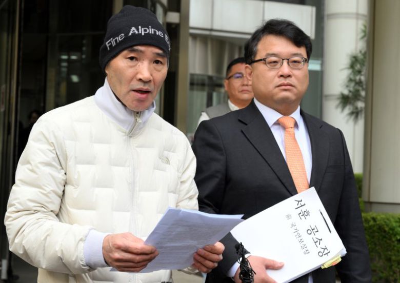 입장 밝히는 서해 피격 공무원 유족 (서울=연합뉴스) 박동주 기자 = 서해 피격 공무원 유족 이래진 씨가 24일 서울 서초구 서울중앙지방법원에서 열린 서해 공무원 피격 사건 관련 1차 공판에 앞서 입장을 밝히고 있다. 2023.3.24 [공동취재] pdj6635@yna.co.kr (끝)