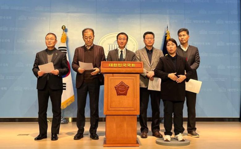 [전주=뉴시스] 6일 더불어민주당 한병도 도당위원장 등 전북 지역 국회의원은 국회 소통관에서 긴급 기자회견을 열고, 이번 획정위 제출안을 지방죽이기 조정안이다라고 비판하고 있다. 2023.12.06 (사진= 더불어민주당 전북도당 제공) *재판매 및 DB 금지 /사진=뉴시스