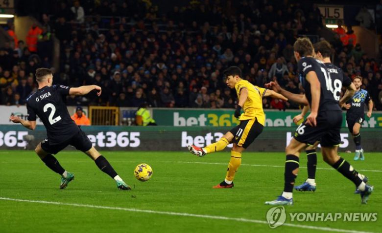 황희찬은 지난 12월 6일(한국시간) 영국 울버햄프턴의 몰리뉴 스타디움에서 열린 번리와의 2023-2024 EPL 15라운드 홈 경기에서 전반 42분 터뜨린 선제 결승 골로 울버햄프턴의 1-0 승리를 이끌었다. (사진 = 연합뉴스)                                    시즌 8호 골 터뜨려 경기 최우수선수에 선정된 황희찬 (울버햄프턴[영국] AFP=연합뉴스) 잉글랜드 프로축구 프리미어리그(EPL) 황희찬(울버햄프턴)이 지난 5일(현지시간) 몰리뉴 스타디움에서 벌어진 번리와의 홈경기에서 시즌 8호 골을 기록해 팀 승리를 견인했다. 두 자릿수 공격 포인트를 돌파한 황희찬은 경기 최우수선수의 영예를 안았다. 2023.12.06 khmoon@yna.co.kr