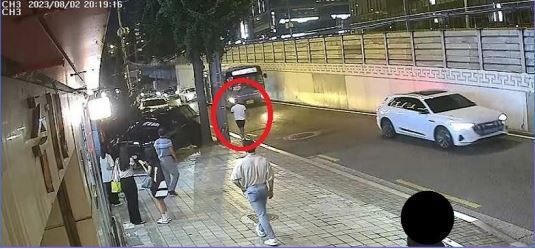 8월 2일 오후 8시 19분쯤, 서울 강남구 한 도로에서 롤스로이스 차량을 몰던 신모(28)씨가 교통사고를 낸 후 구호 조치를 하지 않은 채 현장을 이탈하는 모습. /사진= 서울중앙지검 제공