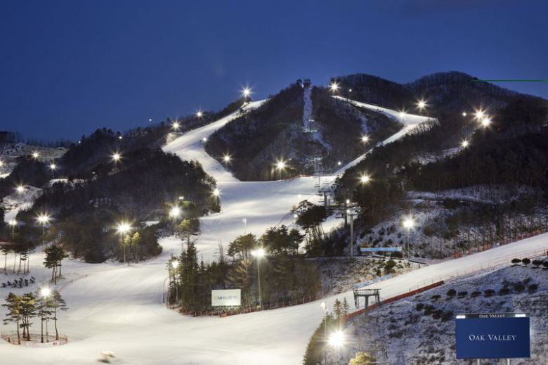 오크밸리 스키장은 총 3면의 슬로프와 눈놀이동산, 실내수영장, 스포츠 어드벤처 바운스 슈퍼파크 등 다양한 엔터테인먼트 시설을 갖추고 있다.