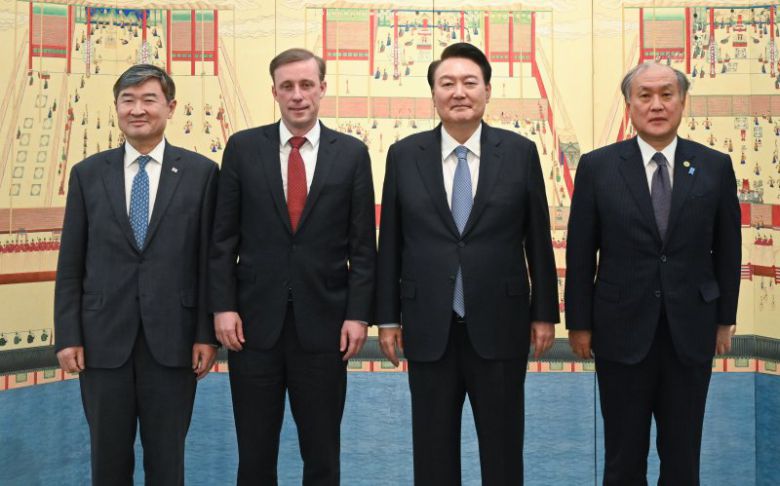 윤석열 대통령이 8일 서울 용산 한남동 관저에서 조태용 국가안보실장, 제이크 설리번 미국 백악관 국가안보보좌관, 아키바 다케오 일본 국가안전보장국장과 만찬에 앞서 기념촬영을 하고 있다. [대통령실 제공] 연합뉴스