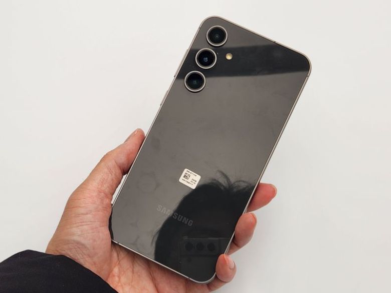 갤럭시S23 FE 후면. 사진=구자윤 기자