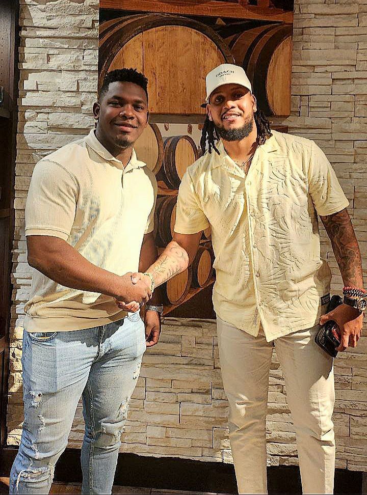 현장에 페라자가 깜짝 등장해서 페냐의 재계약을 축하했다. (사진 = 한화 이글스)