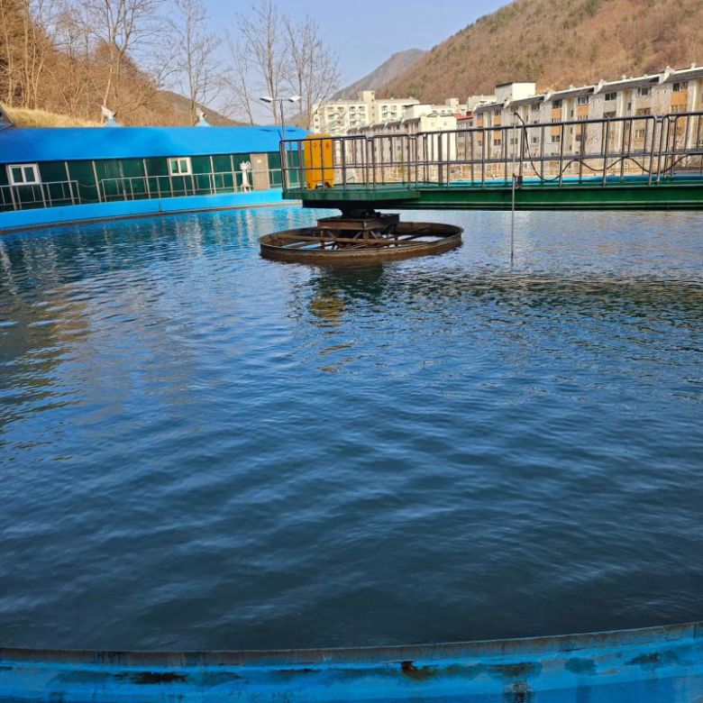 지난 7일 강원도 함태탄광 수질정화시설 침전조에서 수질 정화 작업이 진행중이다. 사진=이유범 기자