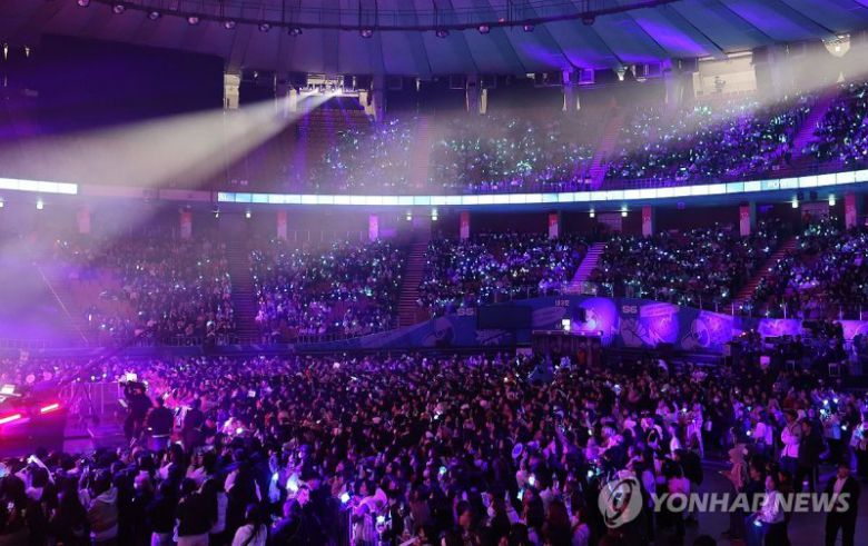 한국방문의 해 기념 K팝 공연 (서울=연합뉴스) 류효림 기자 = 10일 오후 서울 송파구 잠실실내체육관에서 열린 2023-2024 한국방문의 해 기념 K·링크 페스티벌에서 관객들이 콘서트를 즐기고 있다. 2023.12.10 ryousanta@yna.co.kr