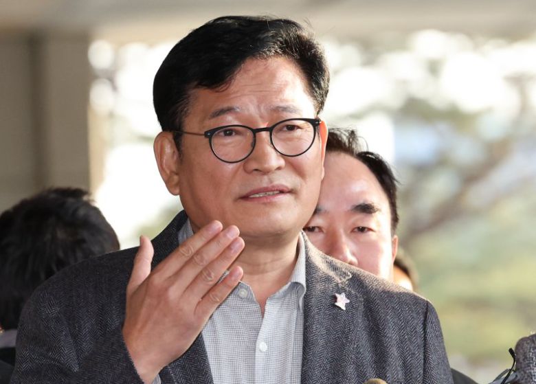 민주당 돈봉투 사건의 '최종 수혜자'로 지목된 송영길 전 더불어민주당 대표가 첫 소환 조사를 받기 위해 8일 서울 서초구 서울중앙지방검찰청에 출석하며 취재진의 질의에 답하고 있다. /사진=뉴스1