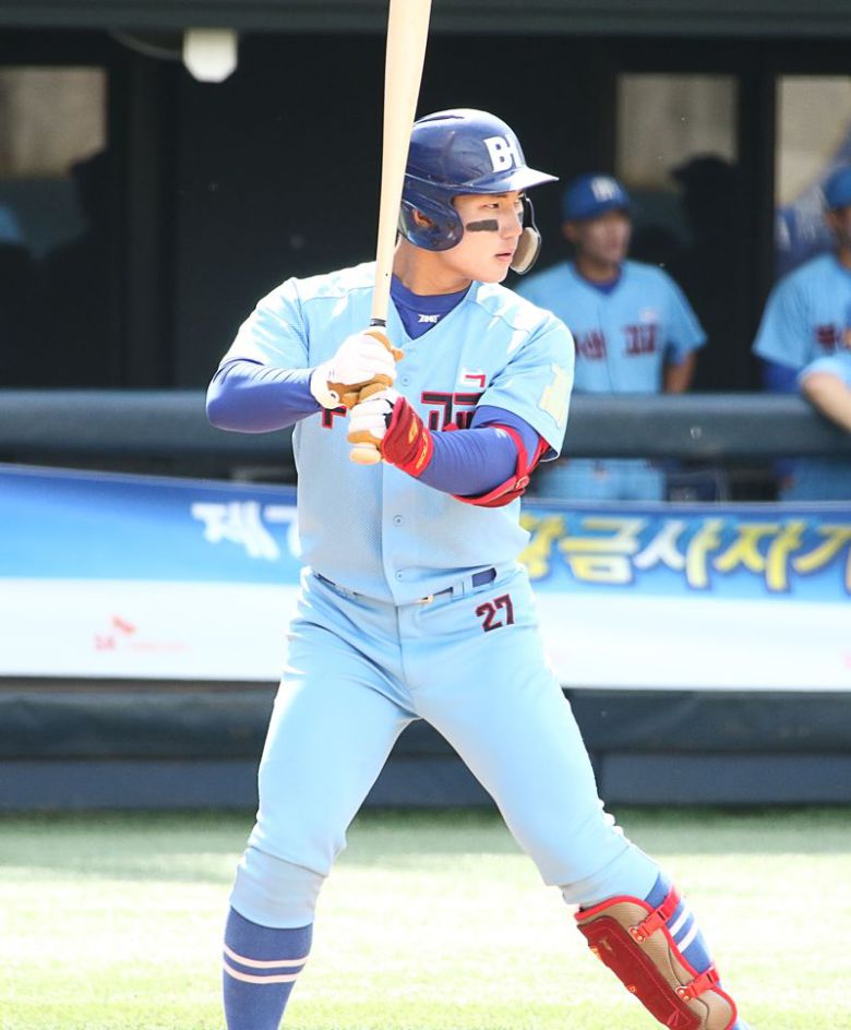 부산고 3학년 이원준은 파워가 돋보이는 우타자다. 좌투우타라는 특이점도 있다 (사진 = 전상일 기자)