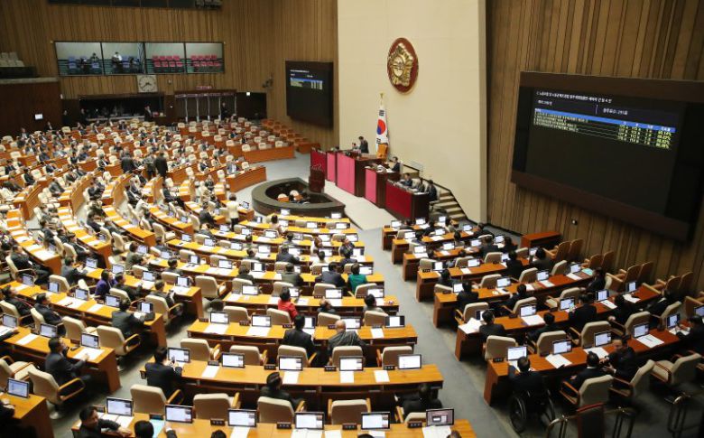 8일 서울 여의도 국회 본회의장에서 열린 제410회국회(정기회) 제14차 본회의에서 재표결로 상정된 노조법 2·3조 개정안(노란봉투법)과 방송법·방송문화진흥회법·한국교육방송공사법 개정안(방송3법)이 부결되고 있다. 2023.12.8/뉴스1 ⓒ News1 임세영 기자 /사진=뉴스1