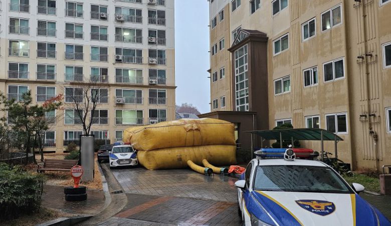 (사천=뉴스1) 한송학 기자 = 11일 경남 사천시에서 20대 남성 A씨가 30대 여성을 대상으로 인질극을 벌인 현장에 에어매트가 설치돼 있다. 경남경찰청 등에 따르면 A씨가 오후 6시 경 아파트 6층과 7층 사이 창문에서 투신했으나 3층 높이의 외벽 구조물에 1차 충격한 뒤 안전매트에 떨어졌다. 소방은 A씨를 구급차에 태워 인근 병원으로 이송한 상태다. 2023.12.11/뉴스1 /사진=뉴스1화상