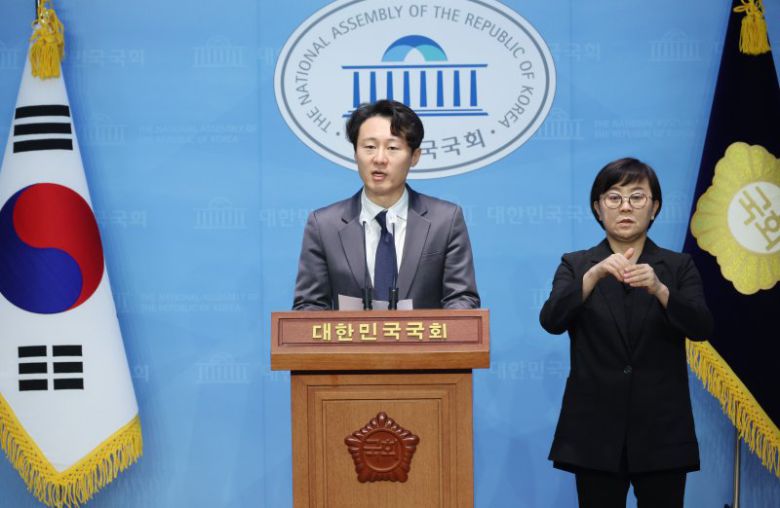 불출마 선언하는 이탄희 (서울=연합뉴스) 신준희 기자 = 더불어민주당 이탄희 의원이 13일 국회에서 내년 총선 불출마 선언을 하고 있다. 2023.12.13 hama@yna.co.kr (끝)