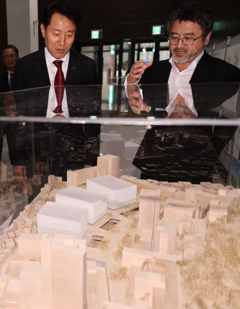 오세훈 서울시장이 13일 서울 홍익대학교에서 열린 '서울성장판 미래혁신대학 사례발표회'에서 전시물을 관람하고 있다. 연합뉴스